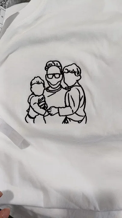 Kundin zeigt bedrucktes weißes T-Shirt mit der ganzen Familie